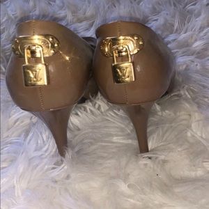 100% Authentic Louis Vuitton Nude Patent Pumps